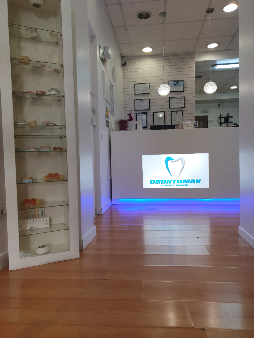 Recepción moderna y acogedora del consultorio dental Dental Moreno