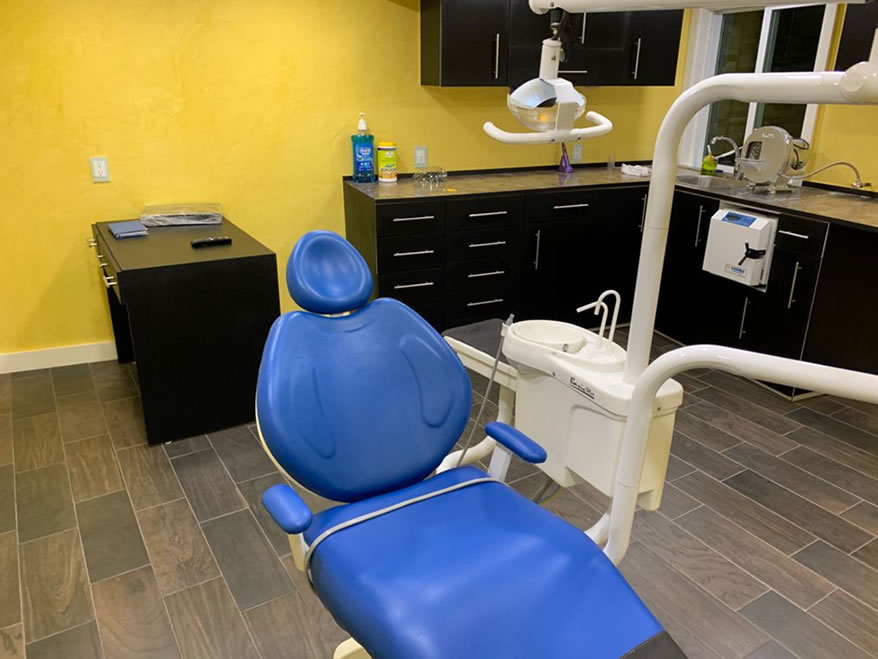 Silla dental con equipo de última generación para tratamientos en Dental Moreno